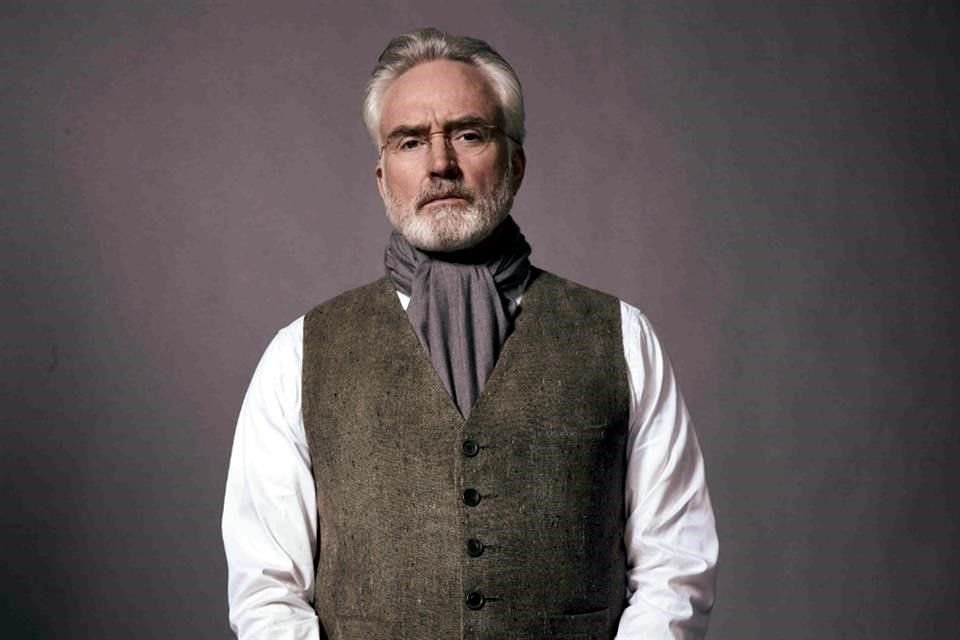El estadounidense Bradley Whitford, de 61 años, ya ganó un Emmy por su papel del comandante Joseph Lawrence.