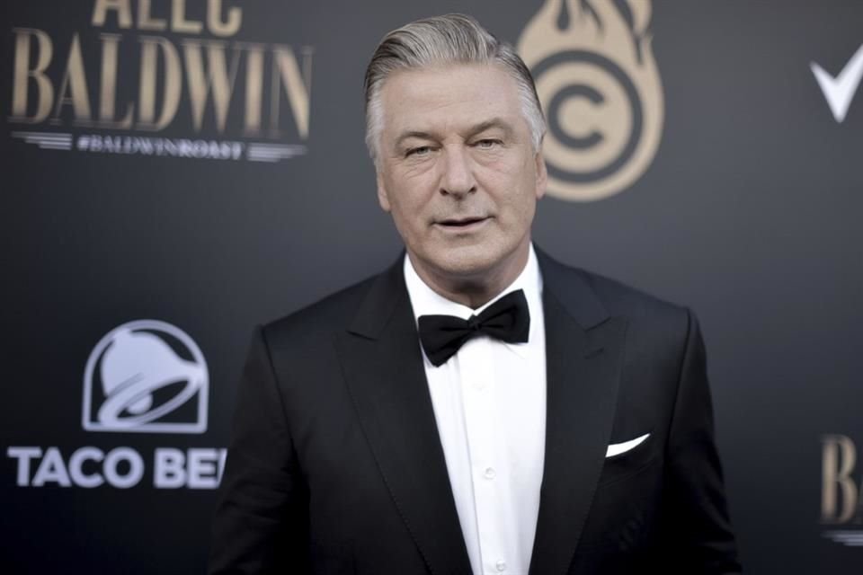 El abogado de Alec Baldwin aseguró que el actor ha sido eximido de culpa tras la muerte de Halyna Hutchins en el set de 'Rust'.