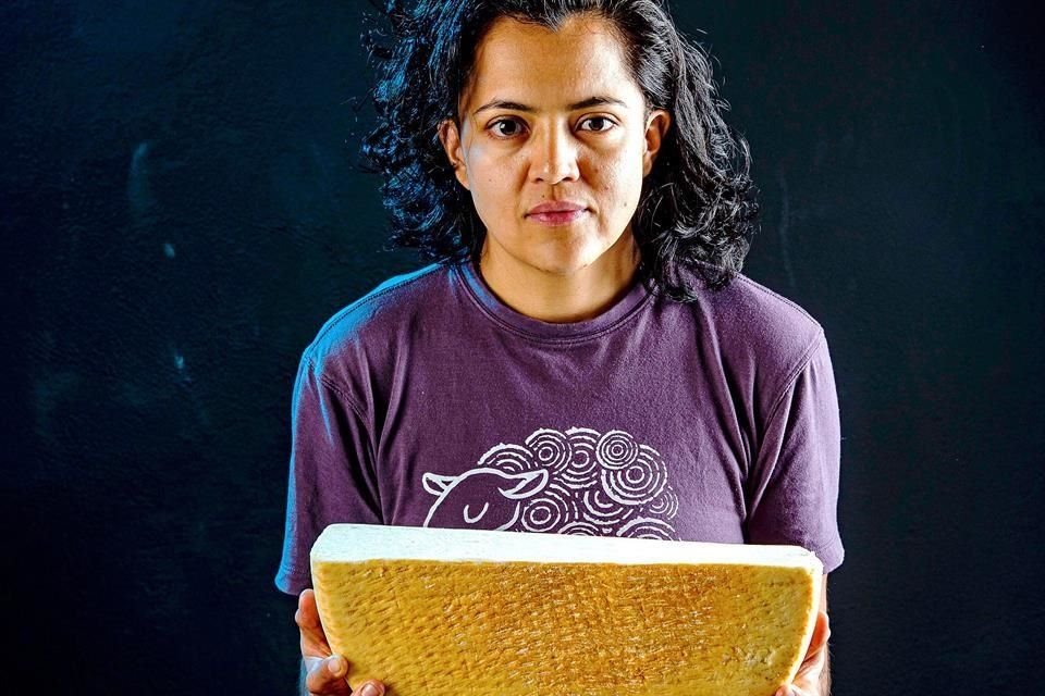 Defensora del producto artesanal, contadas son las mexicanas que conocen el mapa nacional de los quesos como la 'cheesemonger' Jessica Fernández.