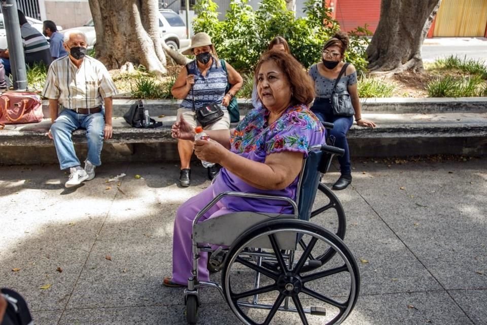 Lilia Ruiz Chávez, presidenta de la Asociación 22 de Abril, con algunos de los afectados.