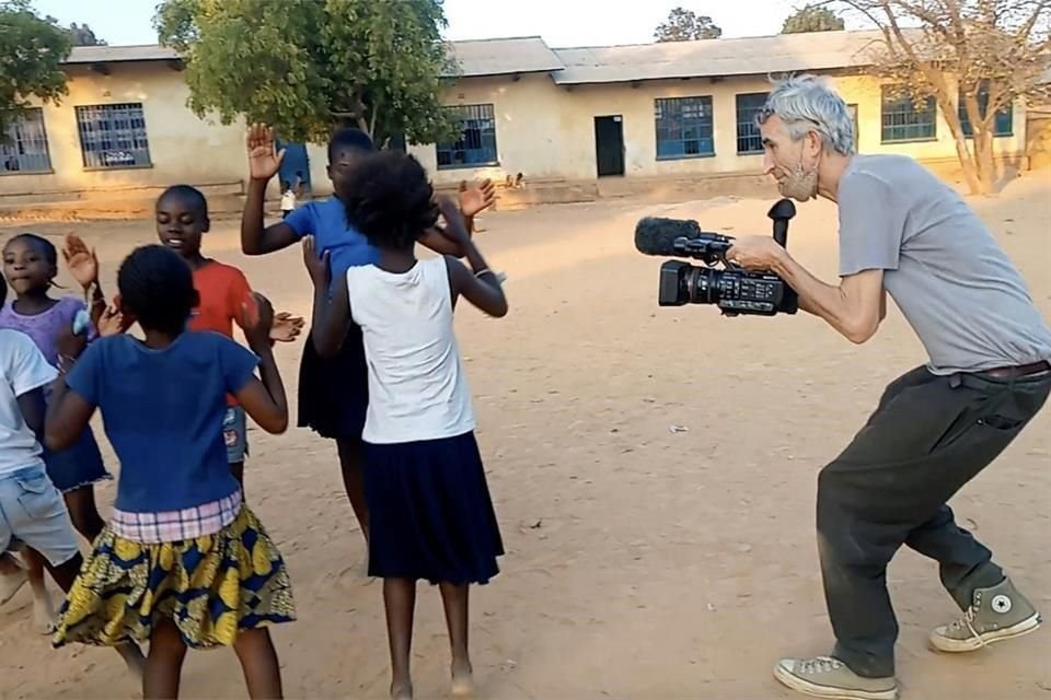 El artista belga-mexicano Francis Alÿs trabajando su serie fílmica con niños de la República Demodrática del Congo.