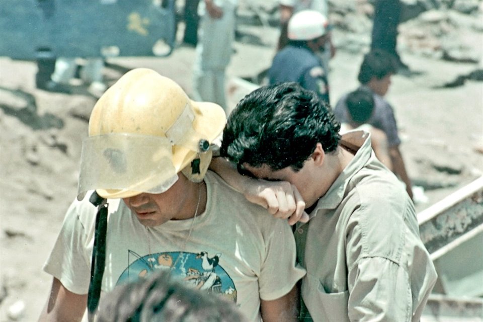 Rescatistas trabajando durante la tragedia del 22 de abril de 1992.