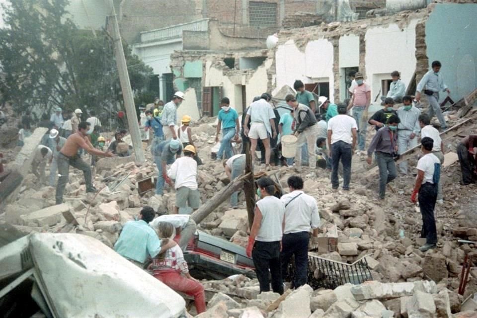 Labores de rescate durante las explosiones del 22 de abril de 1992.