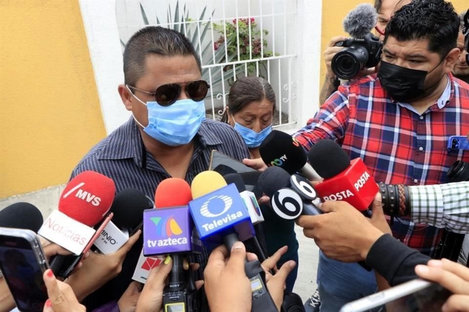 El papá de Debanhi acudió esta mañana al motel donde fue hallado el cadáver de su hija Debanhi Escobar.