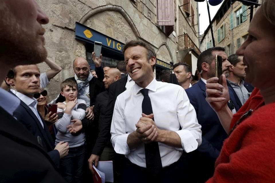 El Presidente Emmanuel Macron se reúne con electores en Figeac, suroeste de Francia.