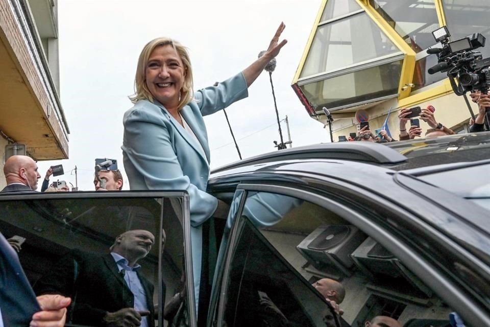 La candidata de extrema derecha Marine Le Pen se despide de los electores en la ciudad portuaria de Berck, en el norte de Francia.