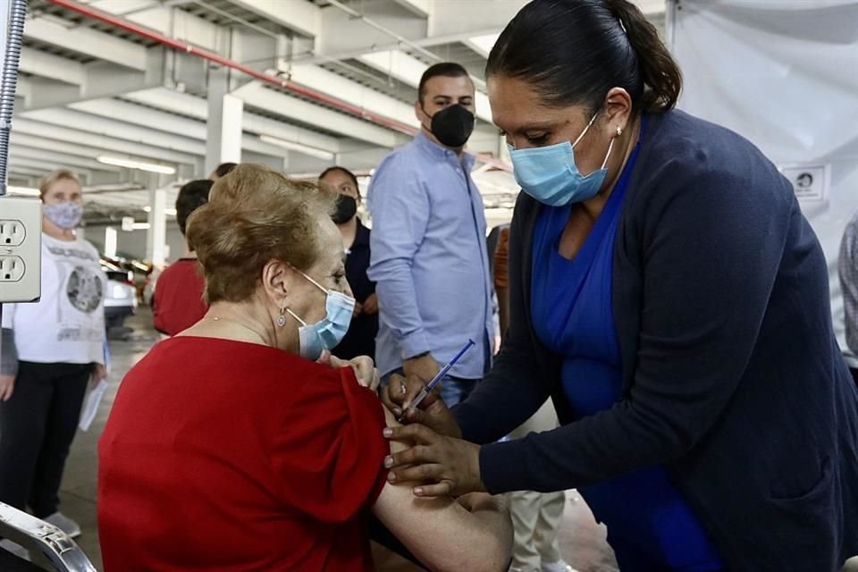 La aplicación de la cuarta dosis de vacuna contra Covid-19 avanza de manera lenta y restringida en México, alertaron expertos en salud.