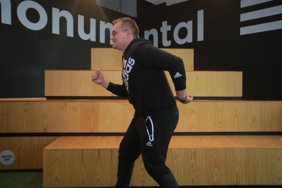 El torso debe ir un poco inclinado hacia el frente para generar una inercia y correr más rápido.