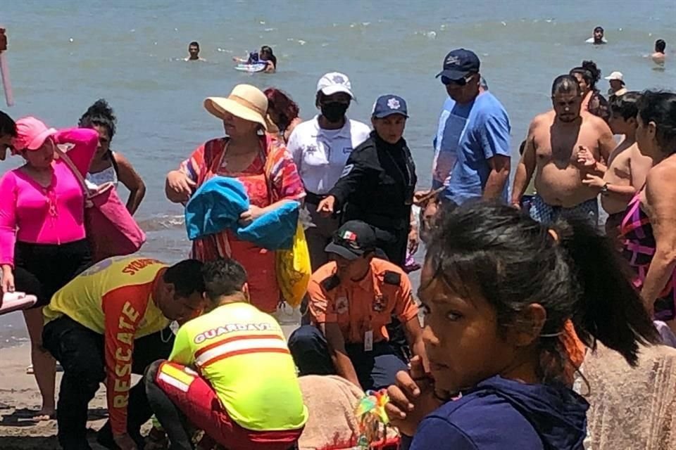 La tarde del viernes, una mujer de 82 años fue rescatada en Cihuatlán porque entró al mar, pero tuvo dificultades para salir.