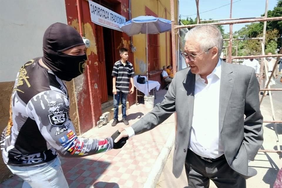 Enrique Ibarra Pedroza, secretario general de Gobierno, visitó ayer al creador de un mural en memoria por las víctimas sobre Calle Cuauhtémoc, en el Barrio de Analco.