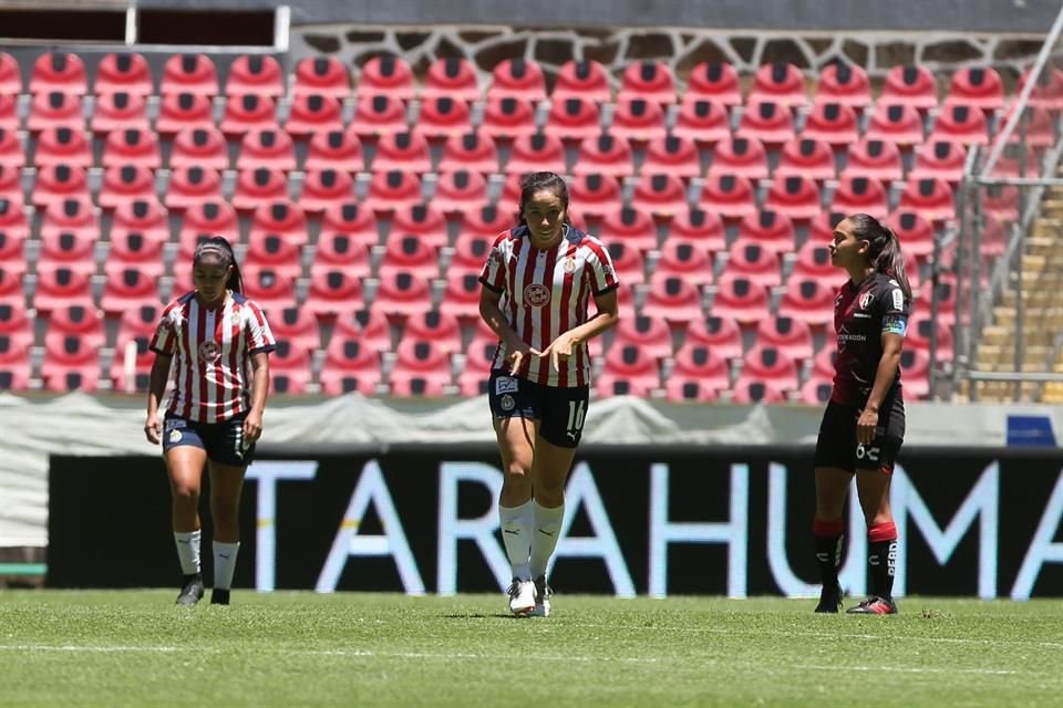 Victoria Acevedo anota el gol del triunfo en el Clásico Tapatío Femenil.