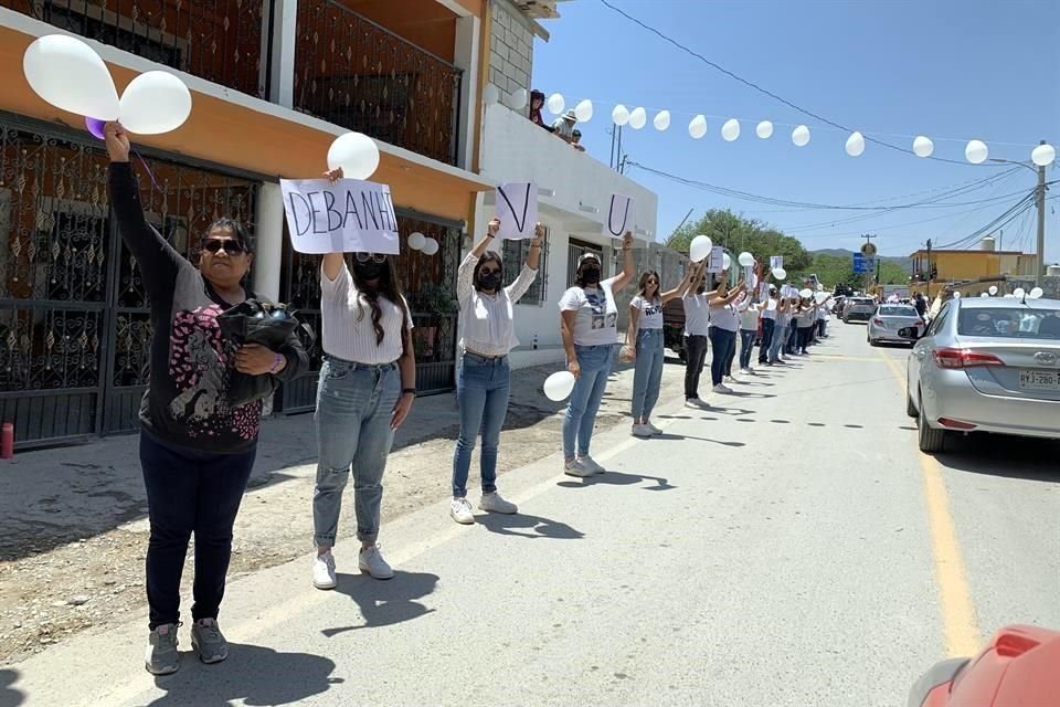 Los restos de Debanhi Escobar, de 18 años, son trasladados a Galeana y despedidos por vecinos y familiares.