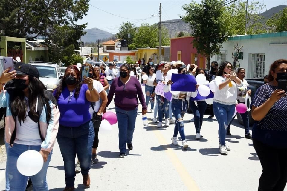 Los restos de Debanhi Escobar, de 18 años, son trasladados a Galeana y despedidos por vecinos y familiares.