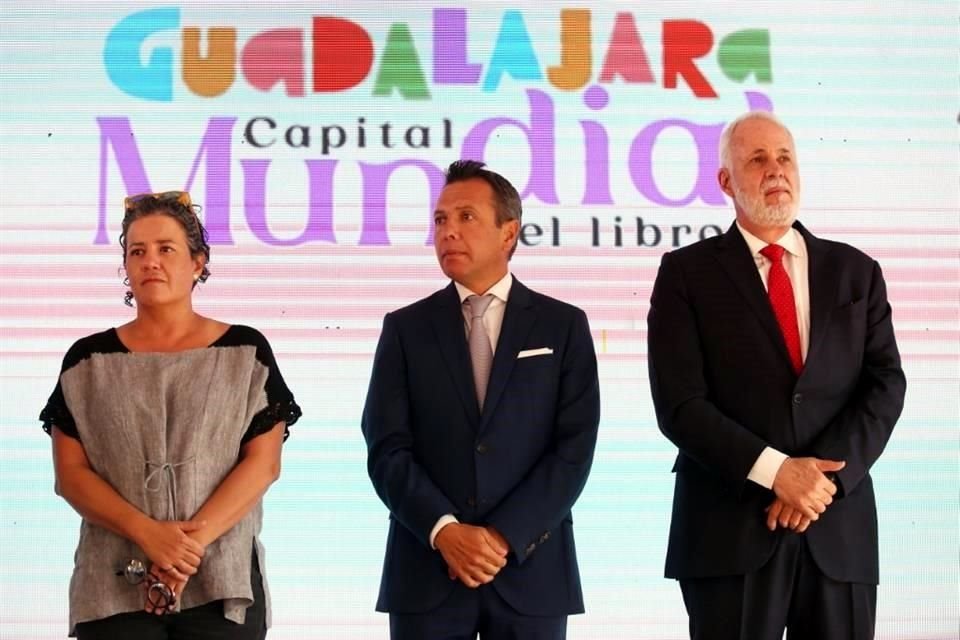 La Secretaria de Cultura, Lourdes González; el Alcalde Pablo Lemus y Raúl Padilla, presidente de la FIL.