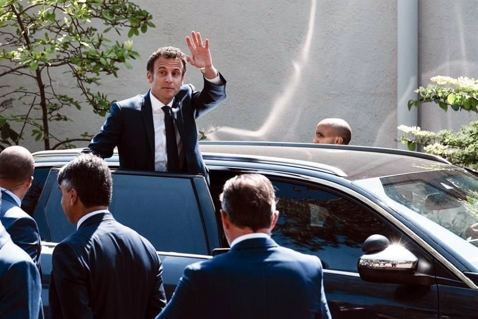 El Presidente Emmanuel Macron saluda desde su auto después de emitir su voto en Francia.