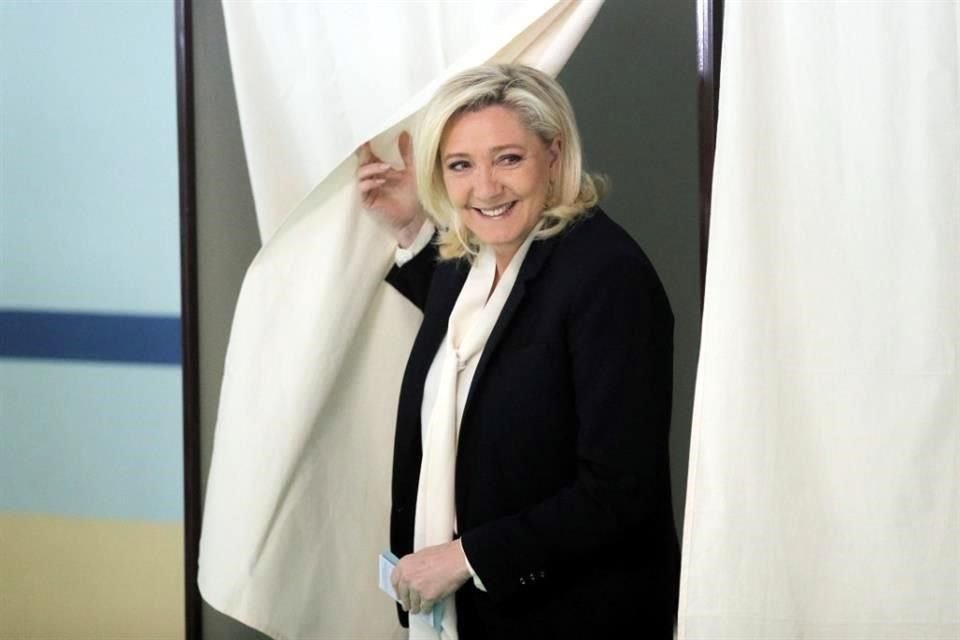 La ultraderechista Marine Le Pen al votar este domingo en Henin-Beaumont, en el norte de Francia.