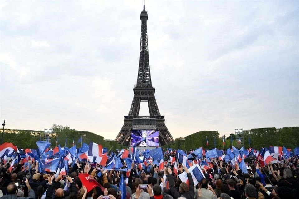 Simpatizantes en París reunidos en espera de un mensaje del Presidente Emmanuel Macron.