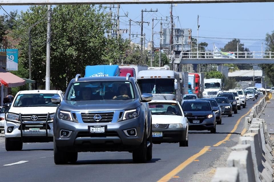 Los automovilistas van a vuelta de rueda debido al embotellamiento.