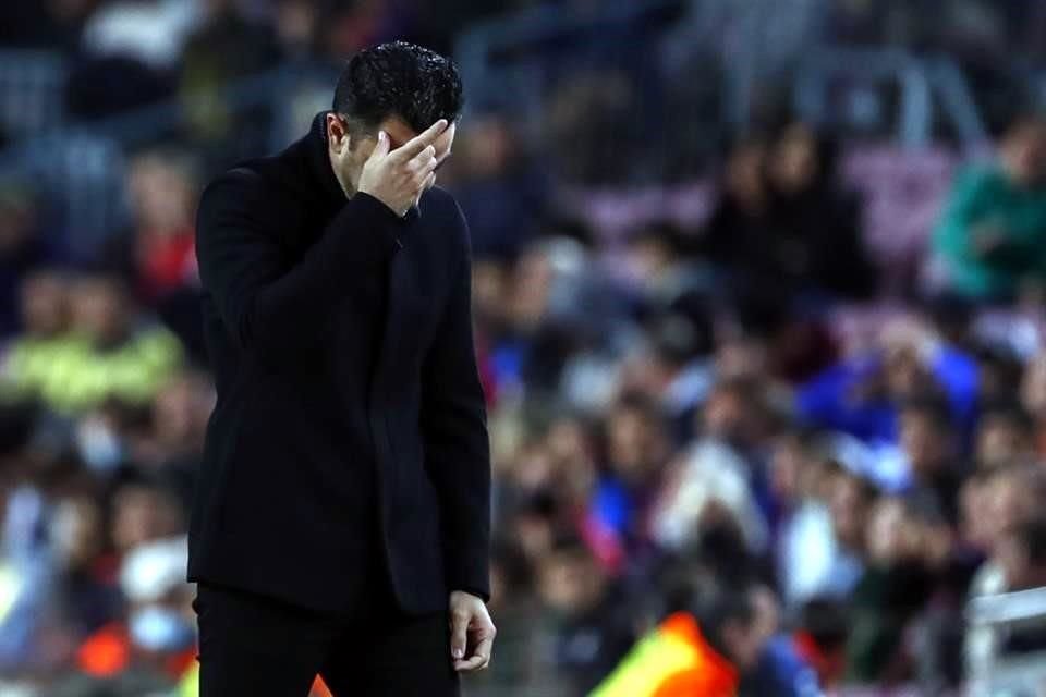 Xavi intentó, pero su equipo no pudo meterla.