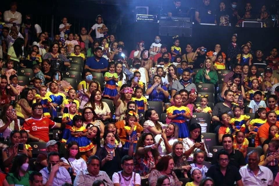 Los organizadores del evento reportaron un lleno total con casi 6 mil personas reunidas.