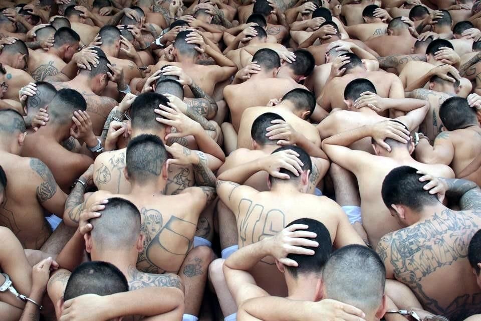 Durante unj mes de estado de excepción, el Gobierno de Bukele ha arrestado a 17 mil presuntos pandilleros.