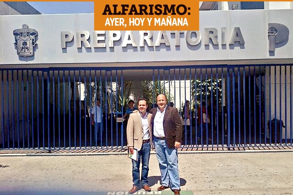 Clemente Castañeda y Enrique Alfaro, afuera de la Prepa 5, en 2018.