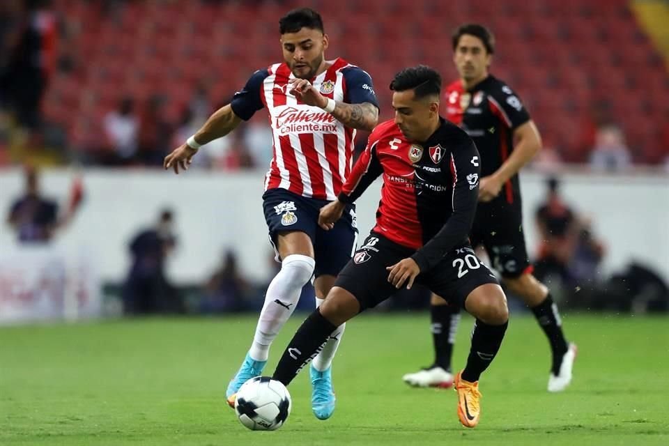 Alexis Vega y Aldo Rocha en acción durante el Clásico Tapatío en el que Chivas y Atlas empataron a 1.