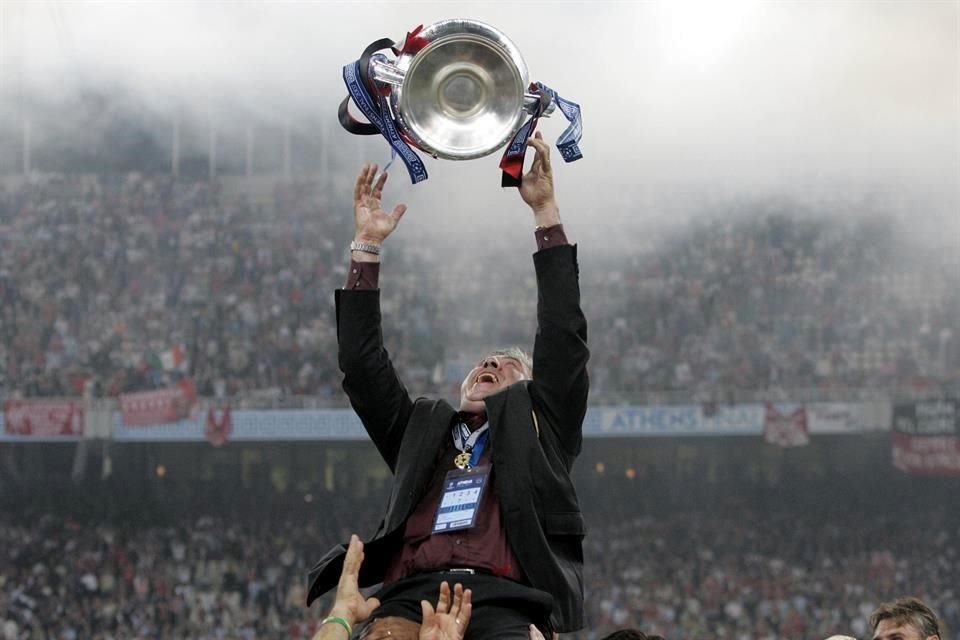 Carlo Ancelotti en el festejo tras lograr la Champions League en 2007 con el Milán.