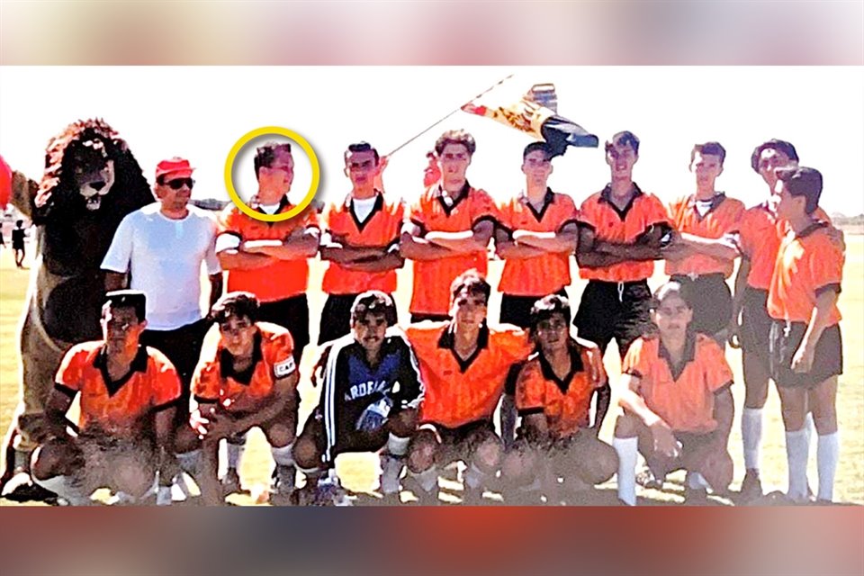 Enrique Alfaro (círculo) con su equipo naranja de futbol, en la Preparatoria 5.