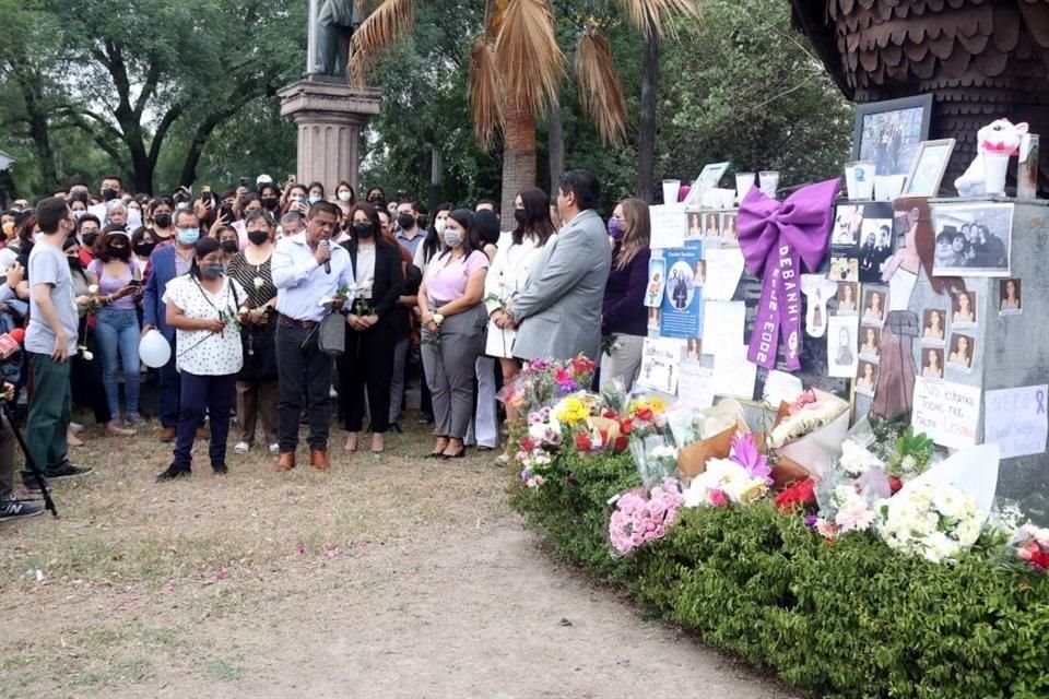 Alumnos, maestros y los padres de Debanhi le rindieron un homenaje en la Facultad de Derecho de la UANL, donde ella estudiaba.