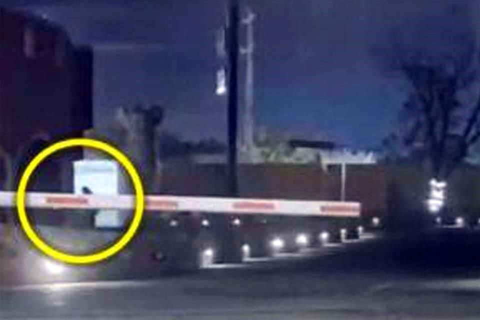 Ésta es una de las imágenes donde una cámara del motel captó en video a una mujer con características de Debanhi ingresar sola a la propiedad.