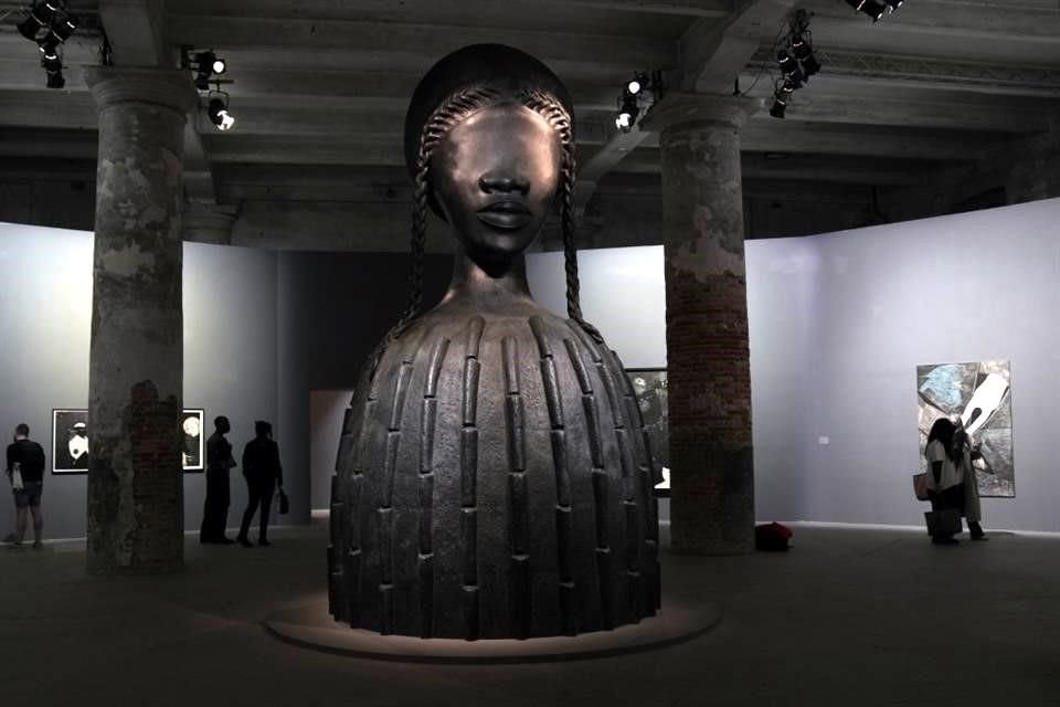 Simone Leigh marca la pauta en la exposición principal de la Bienal. Su imponente 'Brick House', un busto de bronce de una mujer negra, preside la entrada del Arsenale.