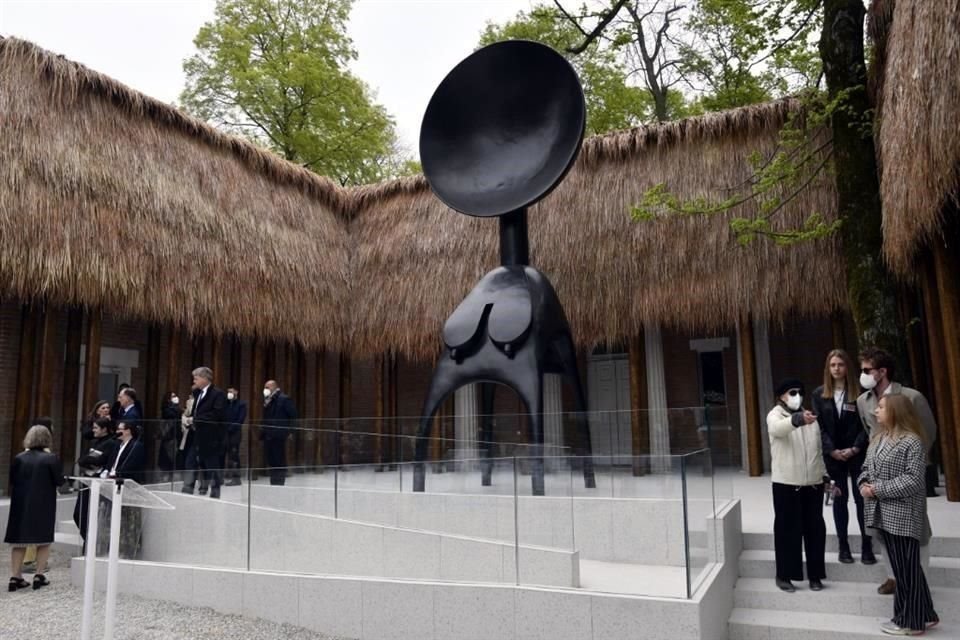 La escultura 'Satellite' da la bienvenida a la exposición 'Sovereignty' de Simone Leigh, para la que también fue intervenido el edificio neoclásico con paja de rafia y vigas de madera.