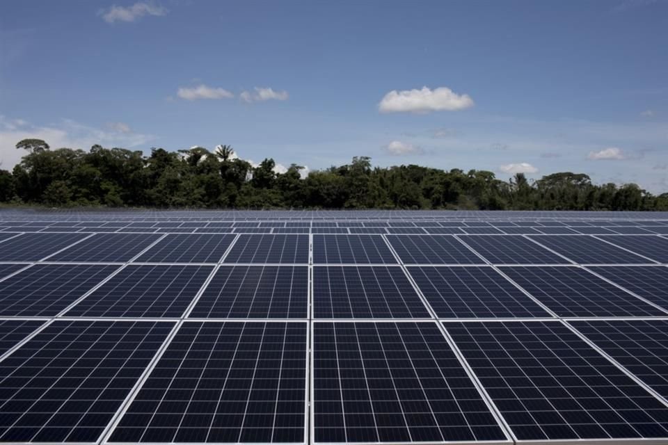 Paneles solares en un campo en Colombia.