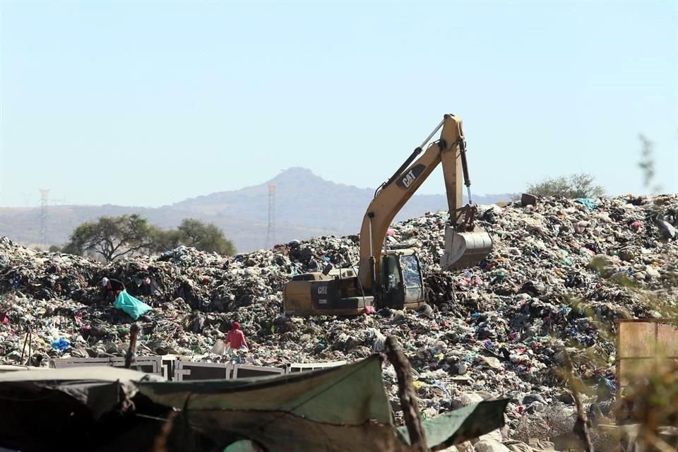 En el predio La Cajilota, de Tlajomulco de Zúñiga, se almacena basura de manera indebida.