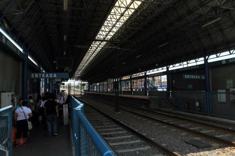 Dos personas murieron cuando recibían atención médica, tras ser arrolladas por el Tren Ligero en las estaciones Periférico Norte y Atemajac.