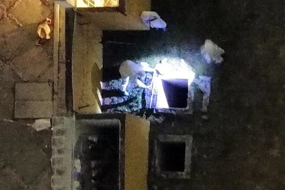 Hasta medianoche, peritos realizaban pruebas de luminol y tomaban medidas de la cisterna.