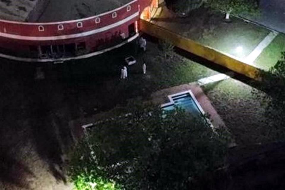 Para efectuar las pruebas periciales, personal de la Fiscalía apagó todos las luces del jardín lateral del motel para recrear las condiciones en las que habría ocurrido la muerte.