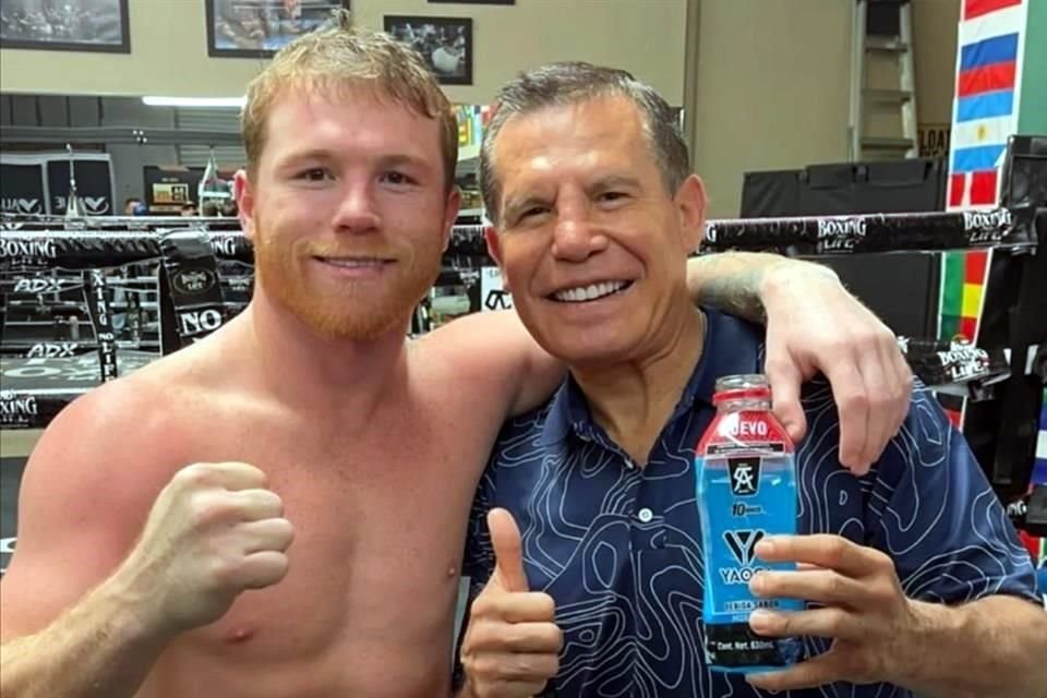 Saúl Álvarez y Julio César Chávez. El 'Canelo' lanza bebida hidratante Yaoca.