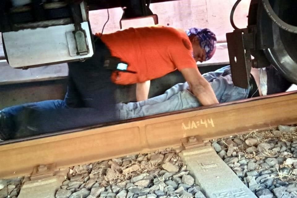 Los rescatistas llegaron y encontraron a un joven de 26 años de edad debajo del tren y justo en el paso peatonal, por lo que procedieron a realizar su extracción.