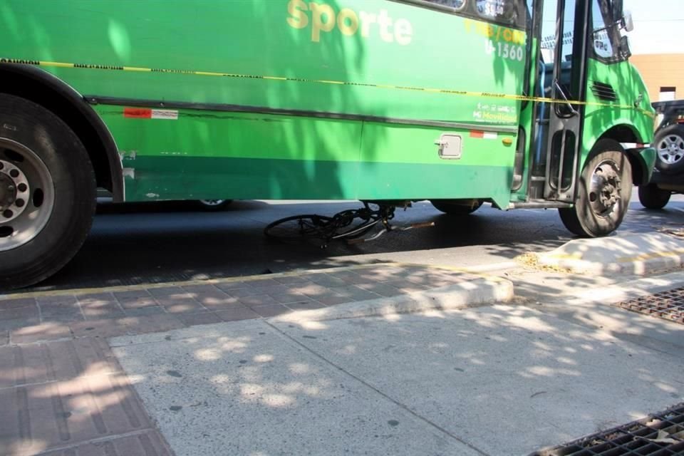 Un joven circulaba por una ciclovía en GDL, pero se le atravesó un vendedor ambulante y al intentar esquivarlo fue arrollado por un camión.