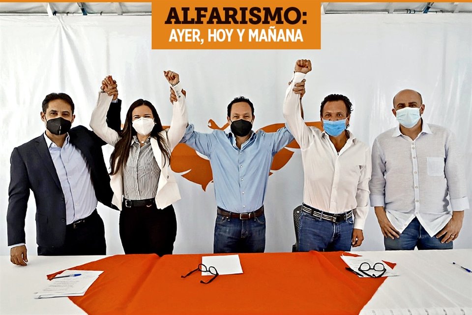 Momento en el que Pablos Lemus (segundo de derecha a izquierda) es nombrado candidato a la Alcaldía de Guadalajara, en sustitución de Ismael del Toro (primero a la derecha).