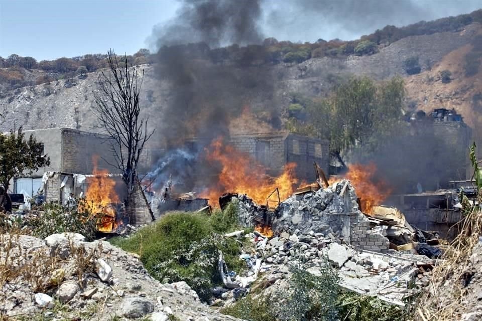 Durante el derribo de fincas, dueños prendieron fuego en algunos predios.