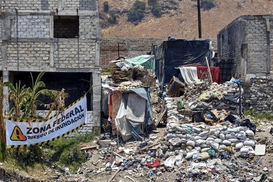 Autoridades colocaron lonas advirtiendo que la zona es federal y susceptible a inundaciones.