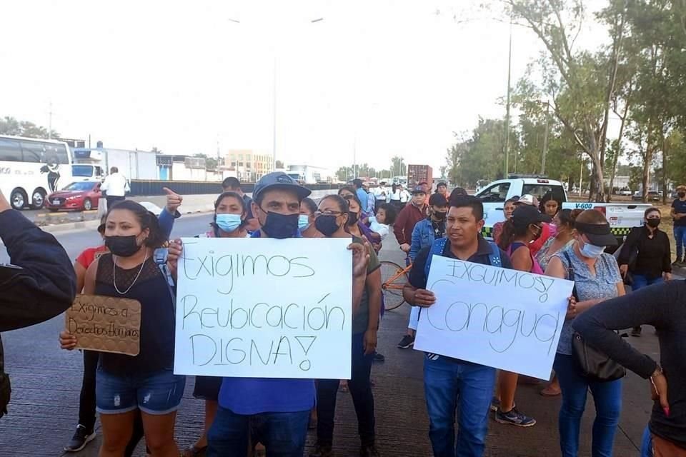 Familias afectadas bloquearon el Periférico, a la altura de Tutelar, en protesta por el operativo.