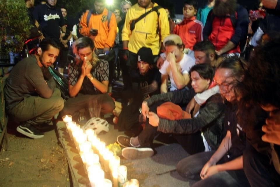 Fueron cerca de 100 ciclistas quienes hicieron una velada en la ciclovía de Boulevard Marcelino García Barragán y la Avenida Río Nilo en memoria de 'Cheto', atropellado la tarde ayer.