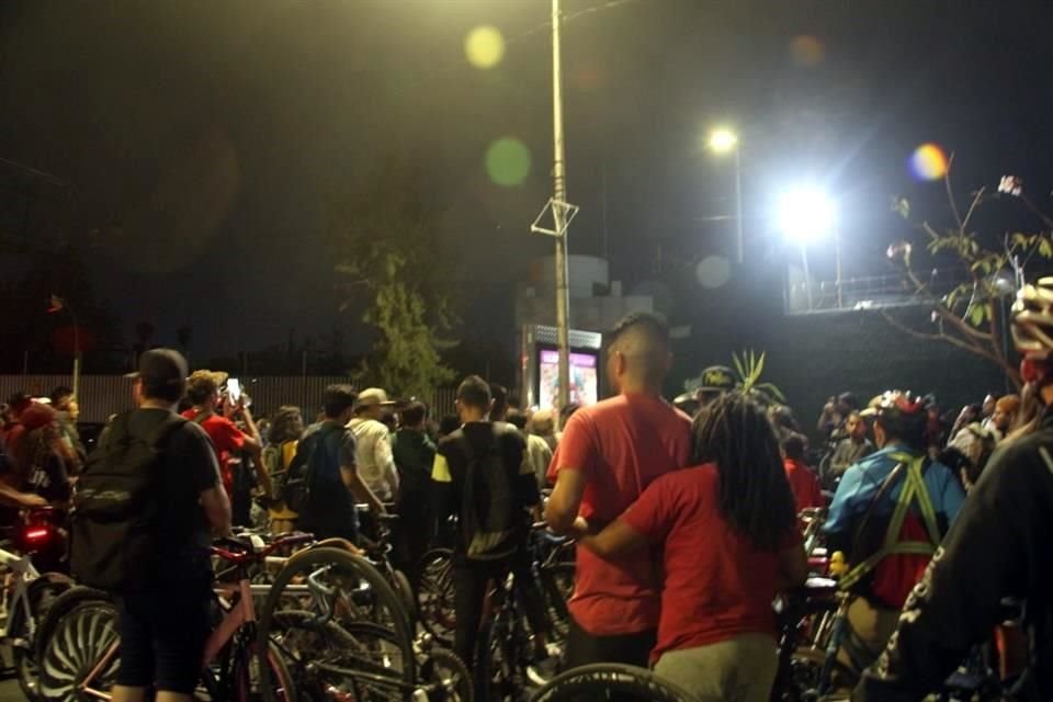 Al final del homenaje, los ciclistas hicieron oración y le aplaudieron a 'Cheto'.