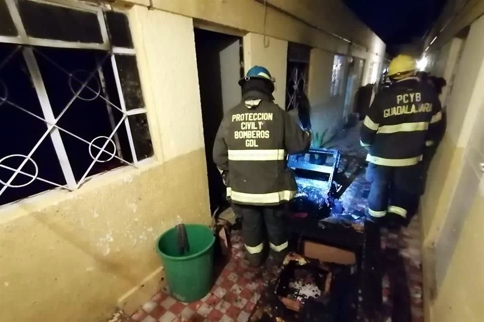 Al lugar del incendió acudieron oficiales de la Coordinación Municipal de Protección Civil y Bomberos de Guadalajara.