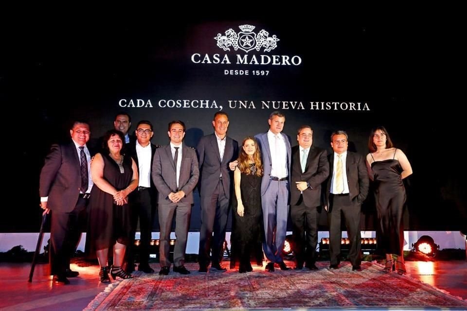Canta Natalia Lafourcade a las cosechas de Casa Madero. La primera casa vinícola de América conmemora 425 años de historia.