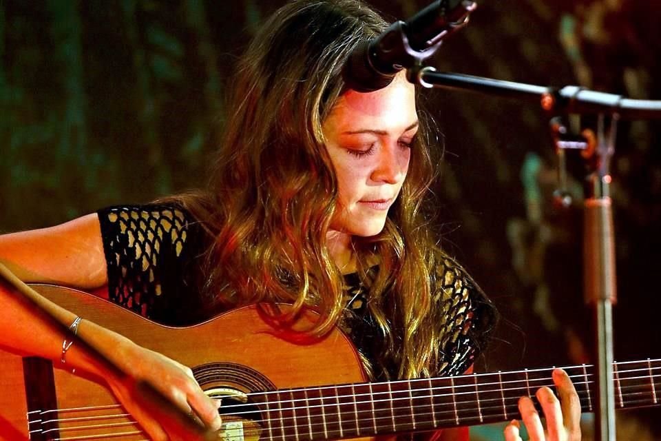 Canta Natalia Lafourcade a las cosechas de Casa Madero. La primera casa vinícola de América conmemora 425 años de historia.